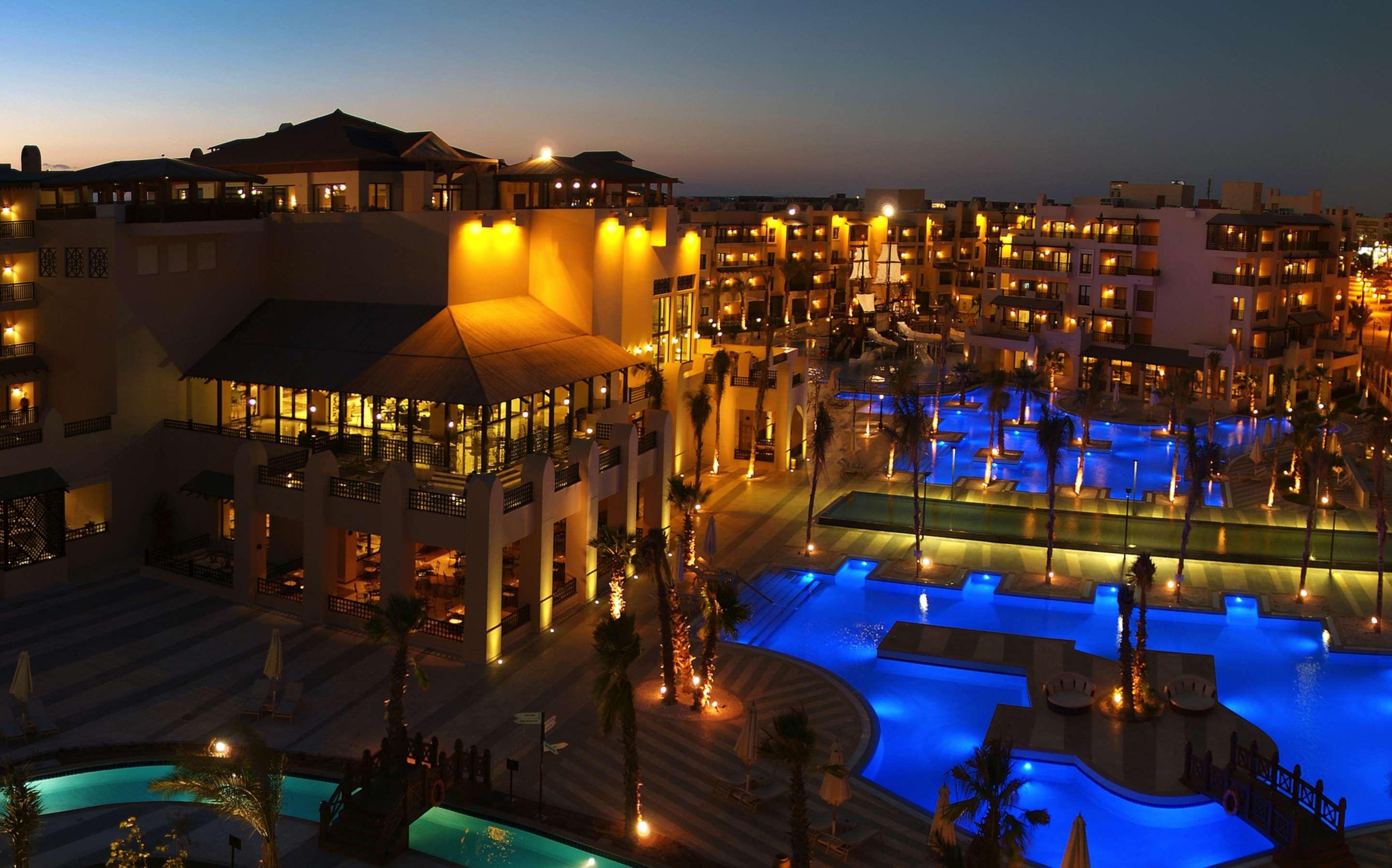 فندق شتيجنبرجر أكوا ماجيك الغردقة المظهر الخارجي الصورة The resort at night