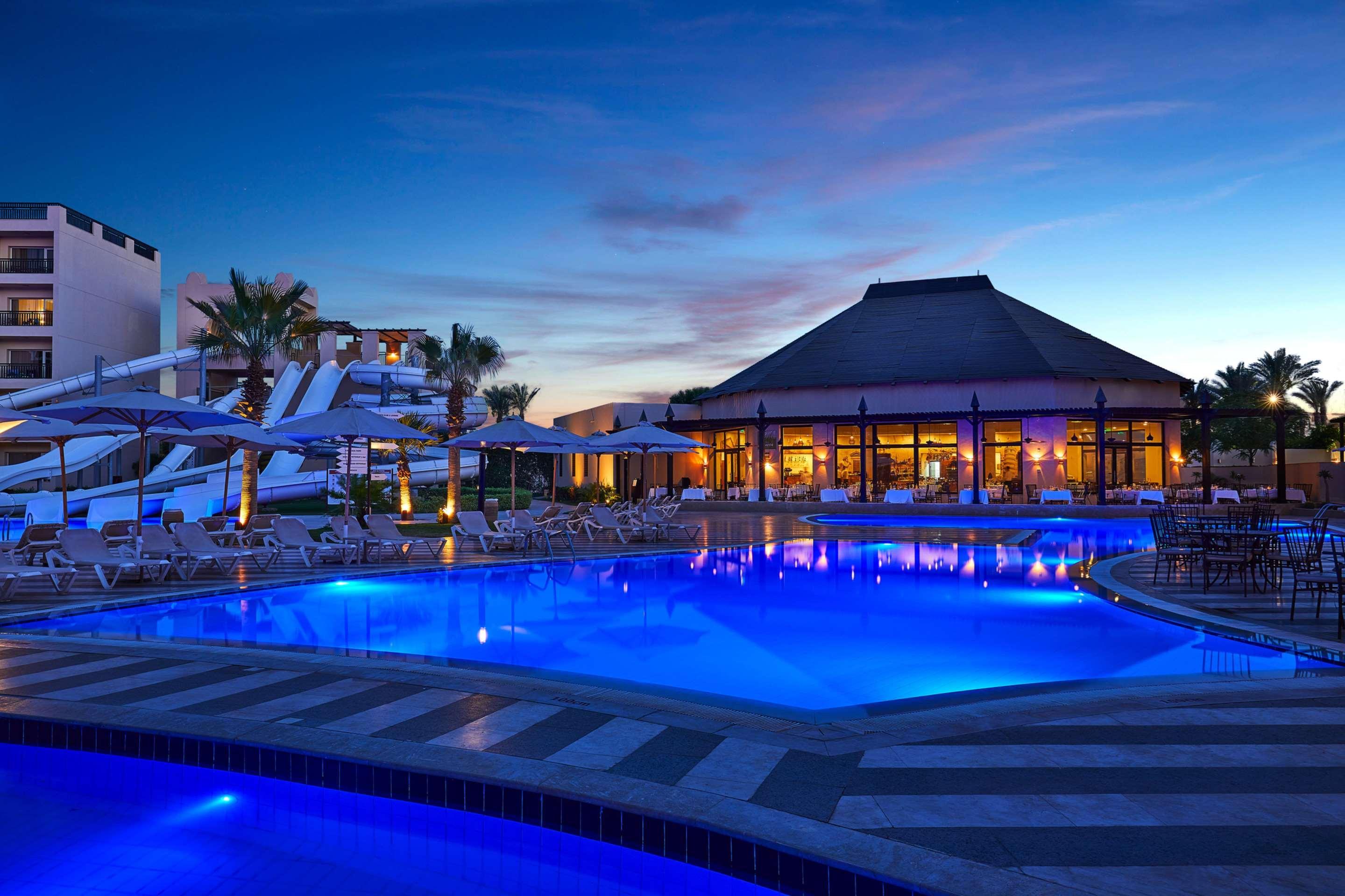 فندق شتيجنبرجر أكوا ماجيك الغردقة المظهر الخارجي الصورة The resort's main pool at night