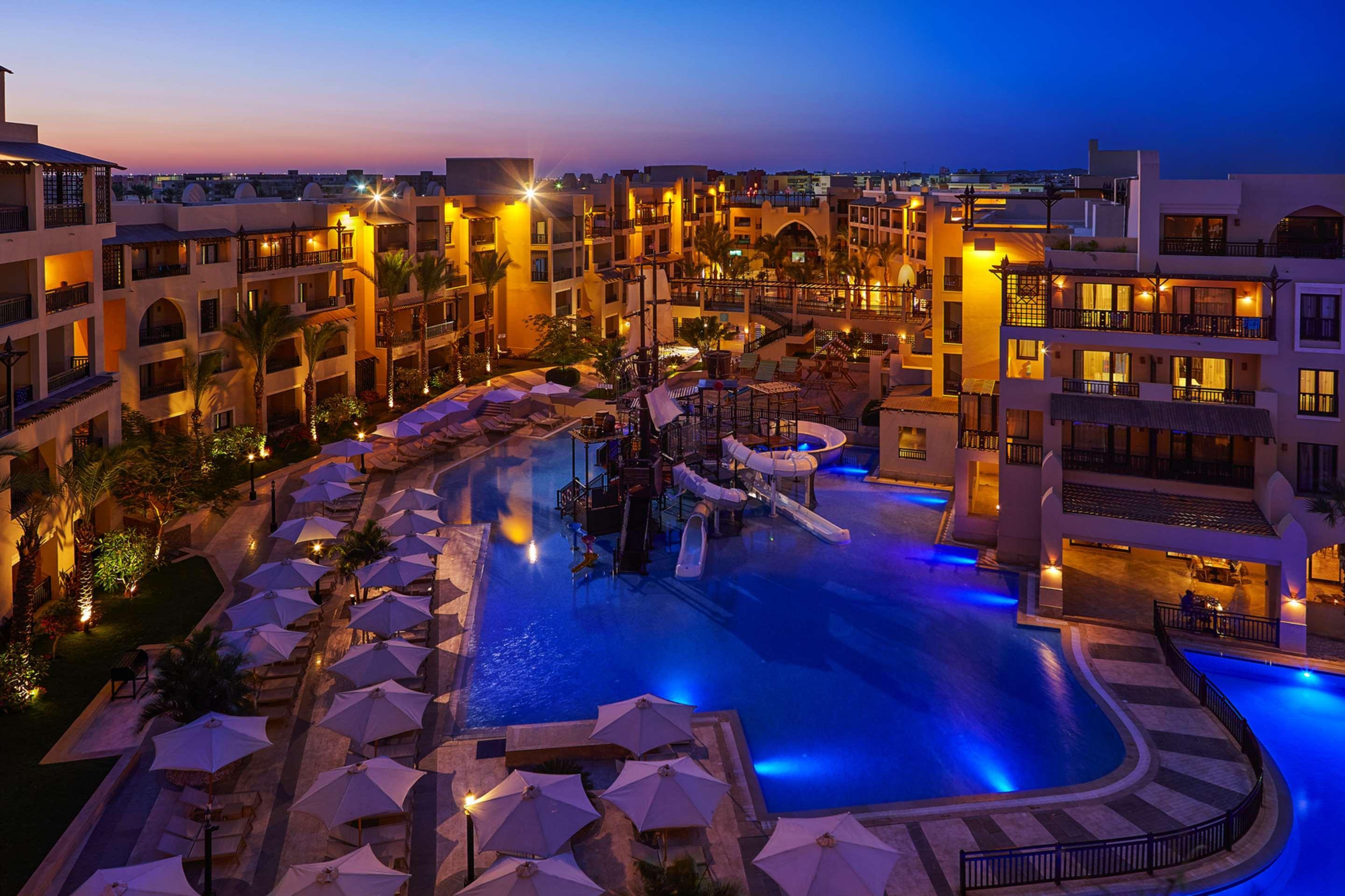 فندق شتيجنبرجر أكوا ماجيك الغردقة المظهر الخارجي الصورة The resort at night