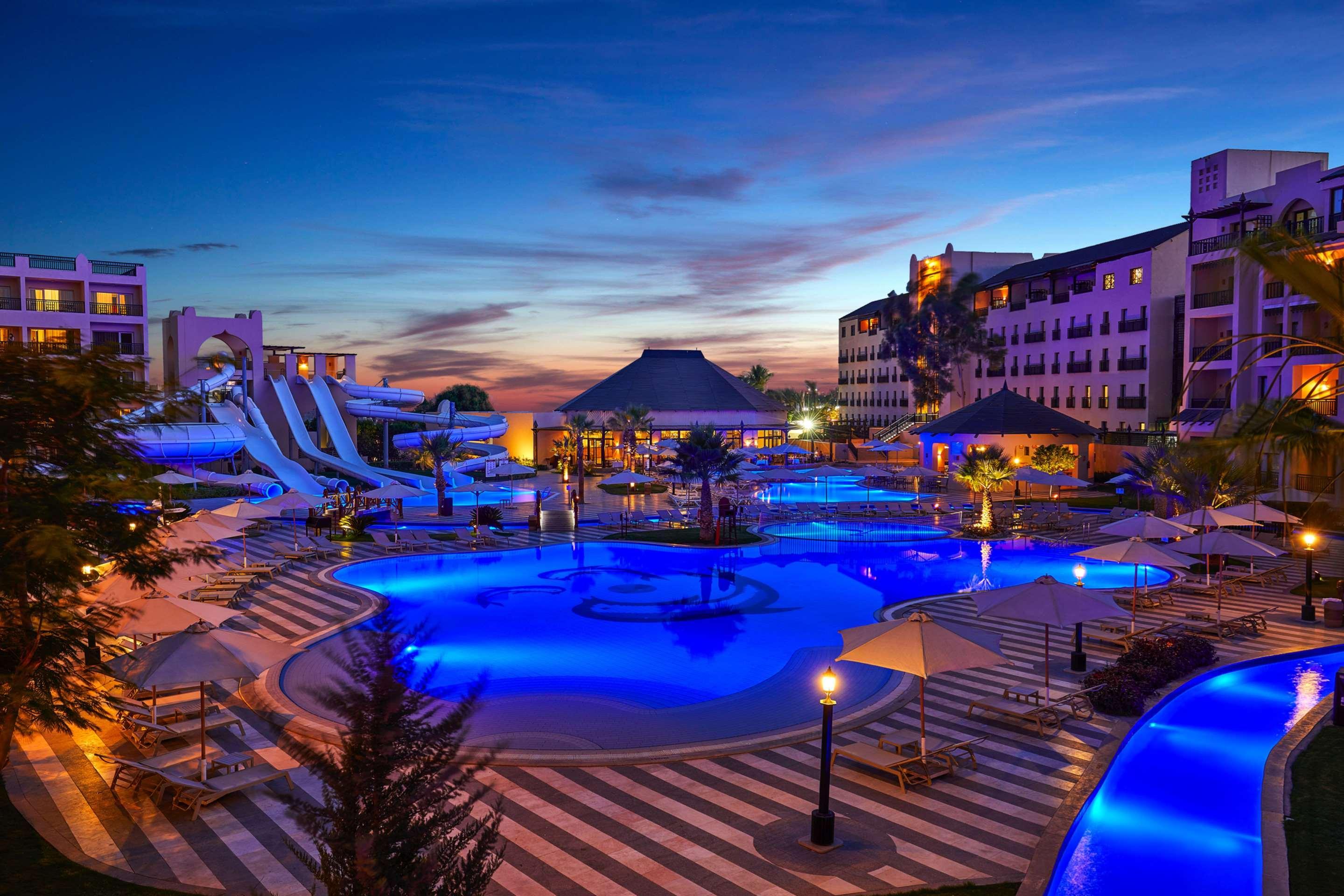 فندق شتيجنبرجر أكوا ماجيك الغردقة المظهر الخارجي الصورة The resort at sunset