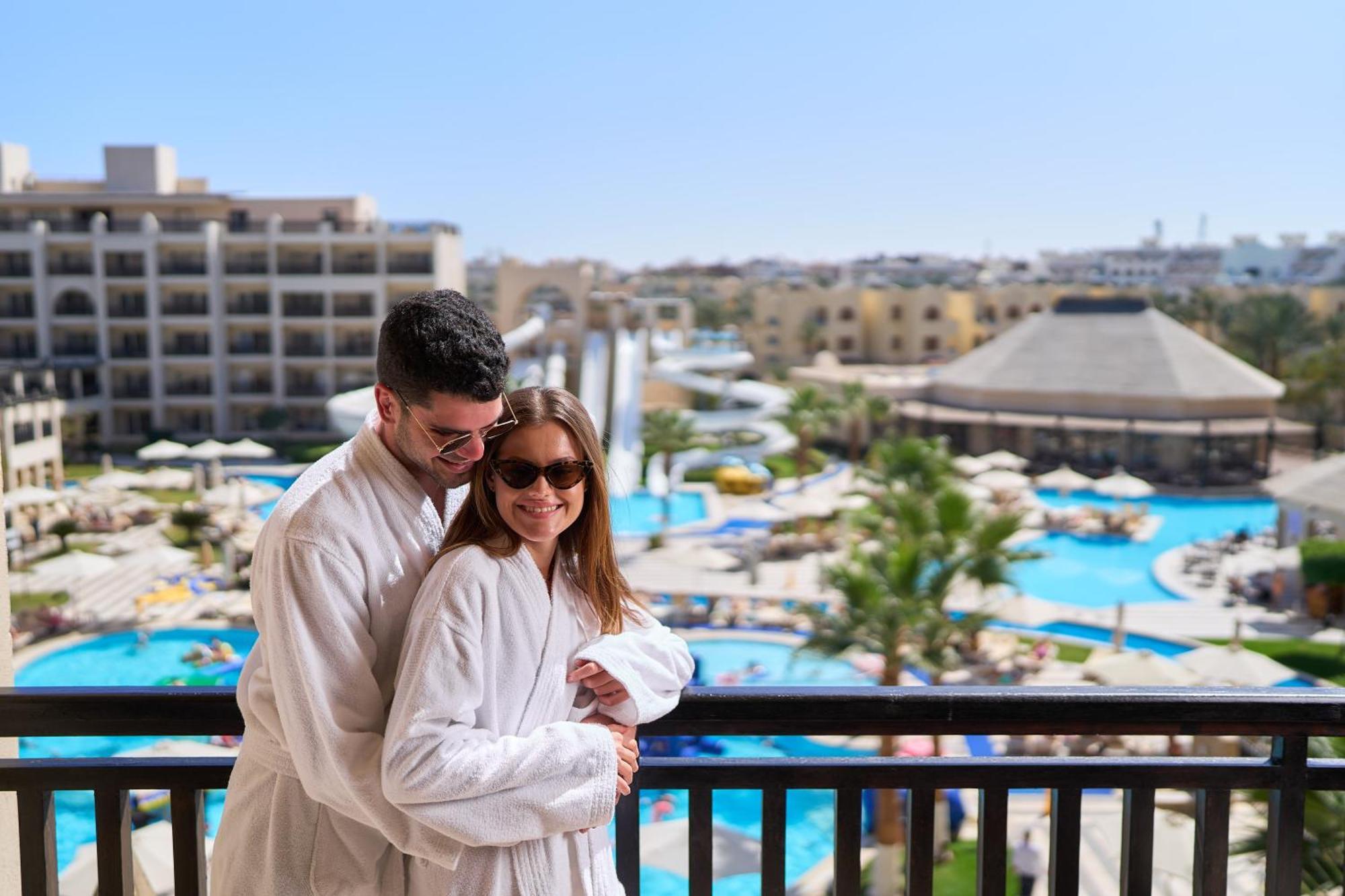 فندق شتيجنبرجر أكوا ماجيك الغردقة المظهر الخارجي الصورة A couple at a resort